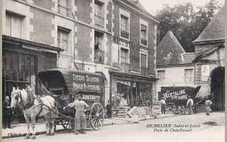 Installation des tribunes devant chez Cocotte ! 
