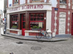 Au Caberet Normand ...les bidons sont empty en semaine ! 